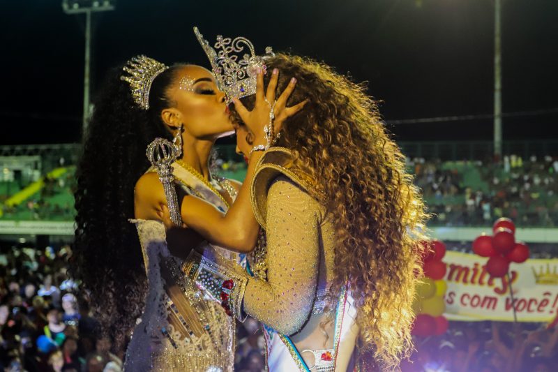 Kamilly Oliveira recebendo a coroa – Foto: Sofia Leal/PMF/Divulga&ccedil;&atilde;o/ND