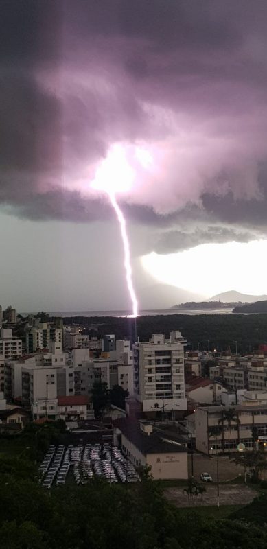 Foto mostra parte da tempestade em Florianópolis no bairro Tridade &#8211; Foto: Arquivo Pessoal &#8211; Nadiesca Casarim/Divulgação/ND