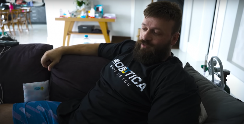 Para caminhar, o influenciador Fabricio Pacholock conta que ainda precisa do apoio de um andador – Foto: YouTube/Reprodu&ccedil;&atilde;o/ND