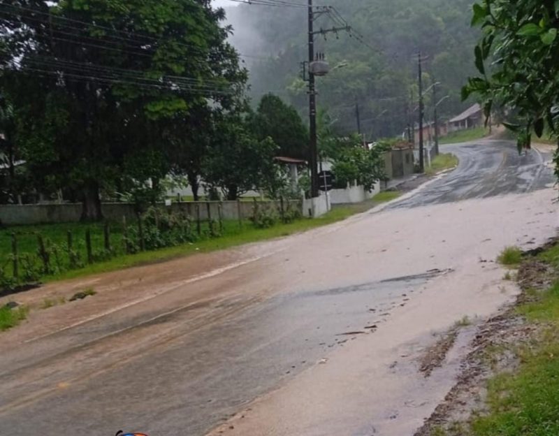 Foto ilustrativa mostra SC-477 tomada de água das chuvas  – Foto: Divulgação/Redes Sociais/ND