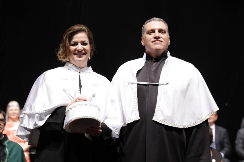 Reeleita, Marcia Cristina Sard&aacute; Espindola, &eacute; empossada como reitora da Furb em Blumenau – Foto: Divulga&ccedil;&atilde;o/FURB/Reprodu&ccedil;&atilde;o/ND