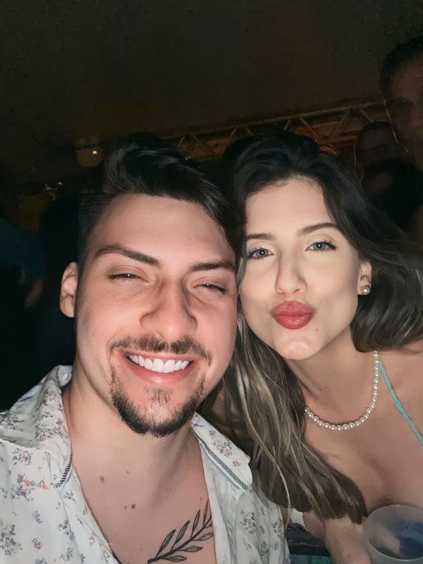 Renan Bolsonaro em dois momentos muito a vontade com seus amigos criciumenses. – Foto: Divulga&ccedil;&atilde;o/ND