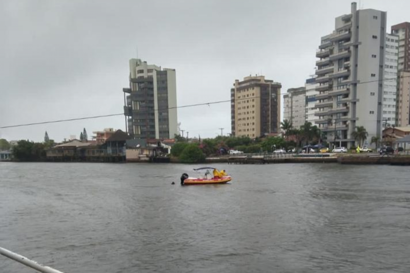 Ponte p&ecirc;nsil se rompeu com cerca de 50 pessoas em cima, no sul de SC. – Foto: Bombeiros/Divulga&ccedil;&atilde;o/ND