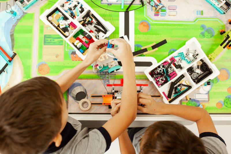 Criar um robô é um dos benefícios de quem entra em um grupo de robótica educacional