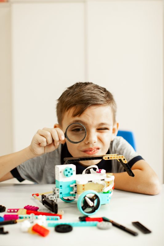 A robótica educacional contribui com o desenvolvimento, autonomia e raciocínio lógico