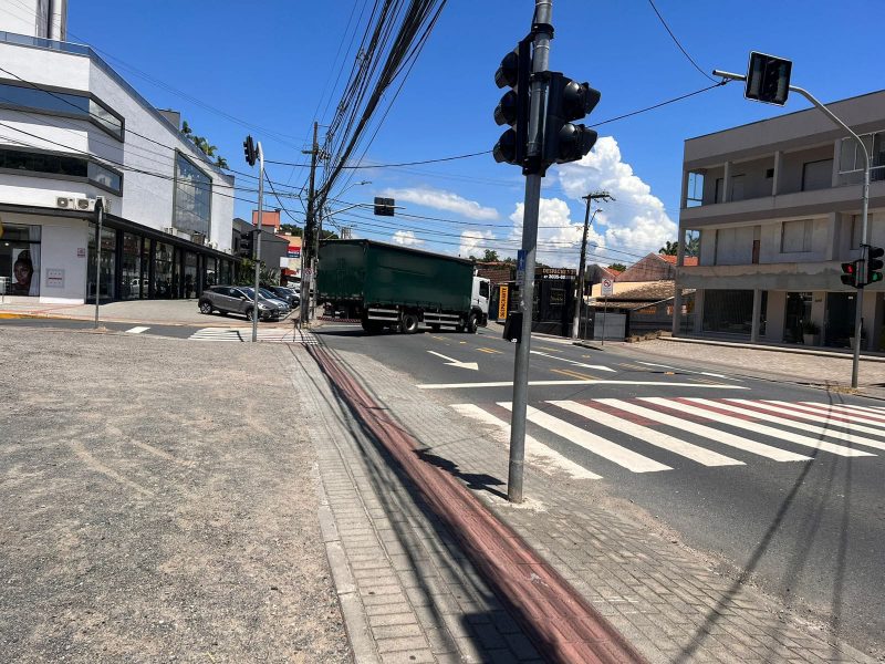 At&eacute; caminh&otilde;es cruzam a Rua General Os&oacute;rio de forma irregular – Foto: Dalana Fischer/ND