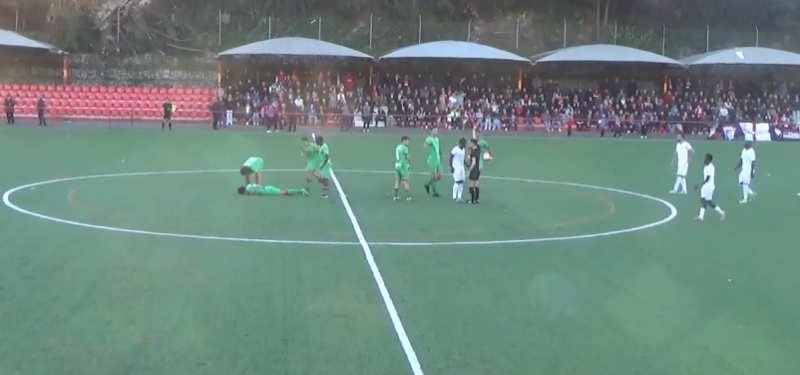 &Aacute;rbitro teria simulado agress&atilde;o – Foto: Youtube