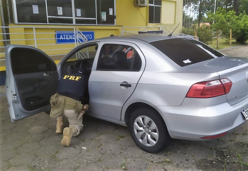 Menina retirada &agrave; for&ccedil;a de av&oacute; &eacute; salva por policiais na BR-101, em SC – Foto: PRF/Divulga&ccedil;&atilde;o/ND
