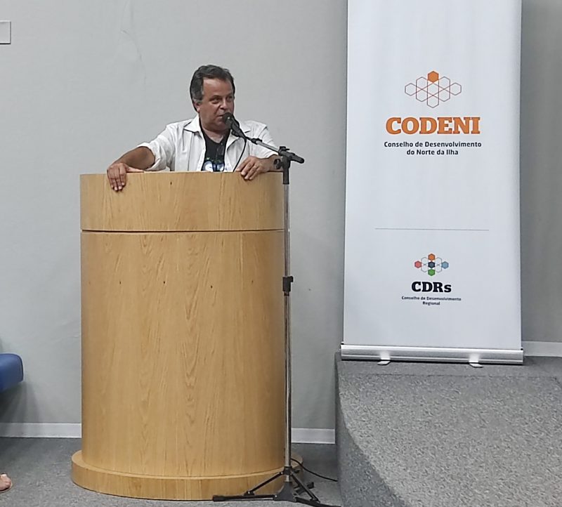 Jos&eacute; Luiz Sard&aacute;, do Instituto SOS Rio do Br&aacute;s, durante reuni&atilde;o dos conselhos comunit&aacute;rios – Foto: Paulo Rolemberg/ND