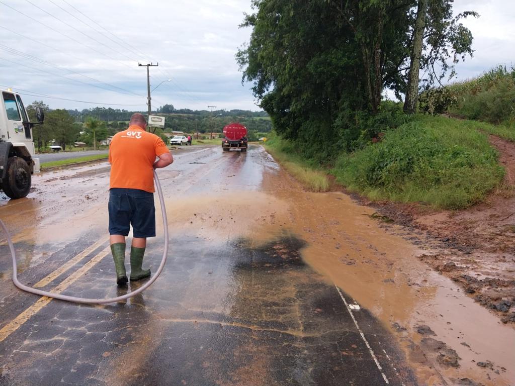 SC-110 foi liberada para o fluxo de veículos e barreira foi removida ainda na tarde de sexta-feira (03) - Prefeitura de Petrolândia/Divulgação/ND