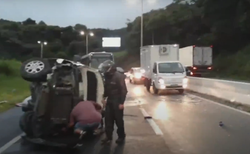 Van com sete pessoas tomba na SC-401 – Foto: SC no Ar/Reprodu&ccedil;&atilde;o/NDTV