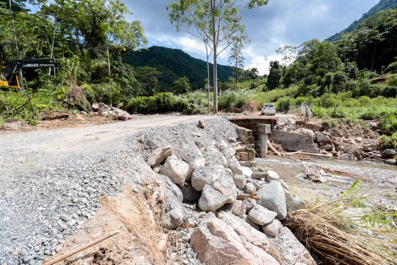 ponte e estrada danificada recebem reparos