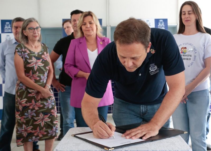 Prefeito Adriano Silva assina ordem de servi&ccedil;o – Foto: Secom/Prefeitura de Joinville/Divulga&ccedil;&atilde;o/ND