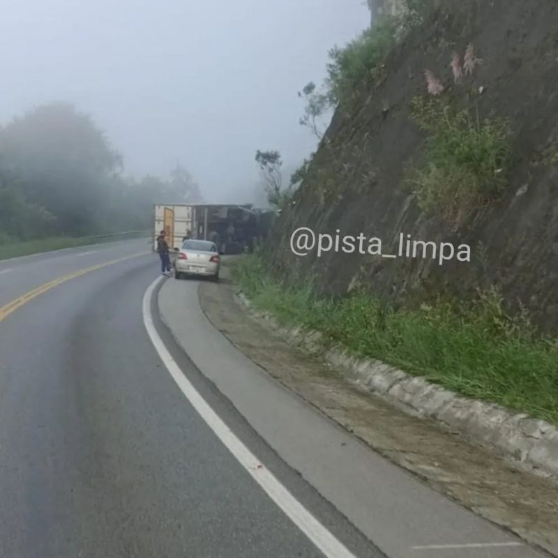 Caminh&atilde;o tombou na manh&atilde; desta segunda-feira em Alfredo Wagner. – Foto: Pista Limpa/Divulga&ccedil;&atilde;o/ND
