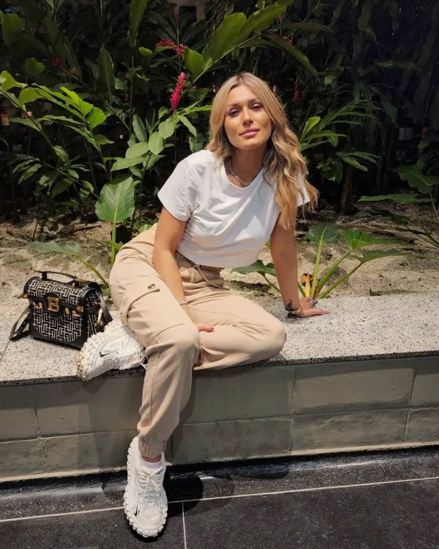 L&iacute;via Andrade sofre infesta&ccedil;&atilde;o de pulgas e quebra um dente Foto: @liviaandradereal/Instagram/Reprodu&ccedil;&atilde;o/ND