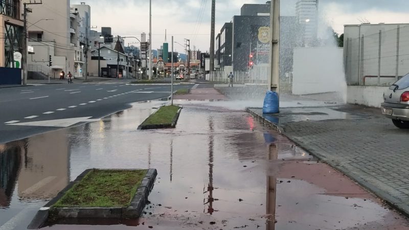 Vazamento de &aacute;gua foi visto na rua Humberto de Campos, na manh&atilde; desta quarta-feira (8) – Foto: Stev&atilde;o Limana/NDTV