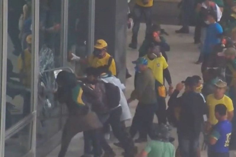 Ato ocorreu em 8 de janeiro, nas sedes dos Tr&ecirc;s Poderes – Foto: C&acirc;mera de Seguran&ccedil;a/Reprodu&ccedil;&atilde;o/R7/ND