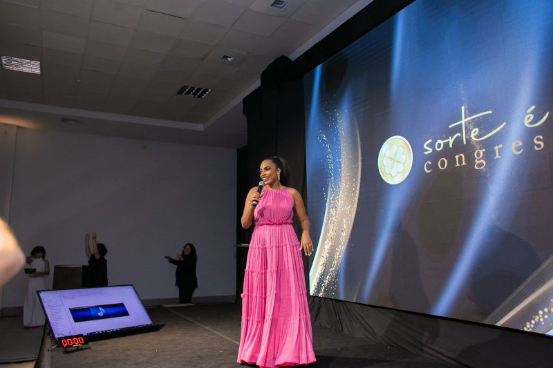 Antes mesmo de come&ccedil;ar a palestrar, uma pastora havia entrado em contato com a empreendedora e dito que ela estaria em um palco transformando vidas – Foto: Arquivo Pessoal/Cedido/ND
