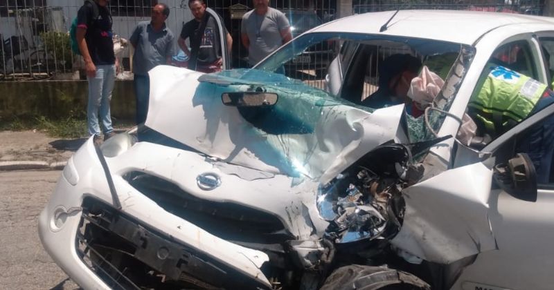 V&iacute;tima ficou presa &agrave;s ferragens ap&oacute;s colis&atilde;o com &ocirc;nibus – Foto: CBMSC/Reprodu&ccedil;&atilde;o/ND