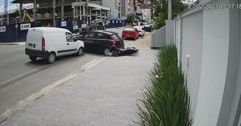 Ve&iacute;culo cruzou avenida de r&eacute; e invadiu casa ap&oacute;s atropelar moto – Foto: Pol&iacute;cia Militar/Reprodu&ccedil;&atilde;o/ND
