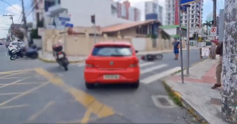 Carro colidiu com motocicleta que transportava gr&aacute;vida – Foto: Itaja&iacute; Tr&acirc;nsito/Reprodu&ccedil;&atilde;o/ND