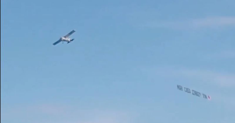 Pedido de casamento foi feito com faixa em avi&atilde;o – Foto: Dado Bravo/BC Mil Grau/Reprodu&ccedil;&atilde;o/ND