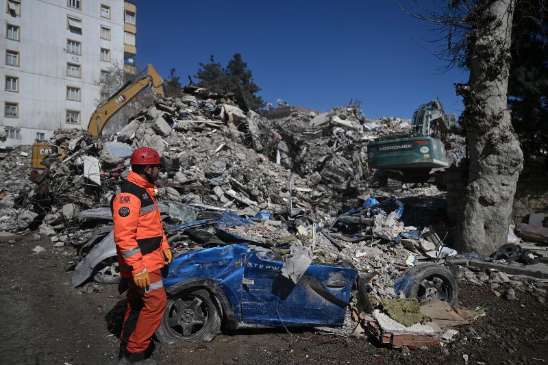 A member of the rescue team stands in front of the rubble from which 17-year-old Aleyna Olmez was rescued.  – Photo: Ozan Kose/AFP/Reproduction/ND