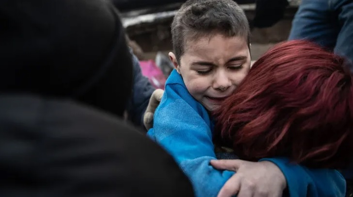 An 8-year-old boy is pulled out of the rubble and carried into his mother's arms in Turkey - Photo: Burak Kara / ND reproduction