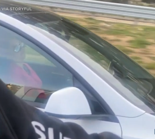 V&Iacute;DEO: Tesla &eacute; flagrado dirigindo sozinho enquanto motorista dorme no carro – Foto: Reprodu&ccedil;&atilde;o/ND