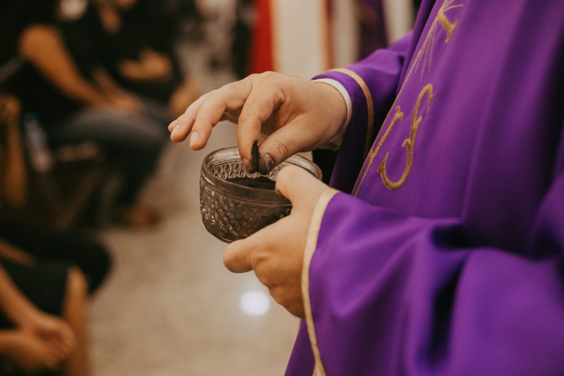 Na celebração da igreja católica, a Páscoa encerra o período da Quaresma, onde os católicos têm uma penitência em preparação para a Páscoa.