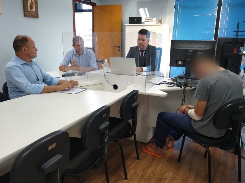 Jovem preso em flagrante passou por audi&ecirc;ncia de cust&oacute;dia. – Foto: TJSC/Divulga&ccedil;&atilde;o/ND