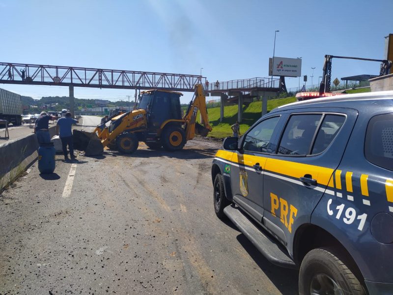 Tombamento de ve&iacute;culo deixou tr&acirc;nsito complicado na BR-470 durante a manh&atilde; desta segunda-feira (06) – Foto: PRF/Divulga&ccedil;&atilde;o/ND