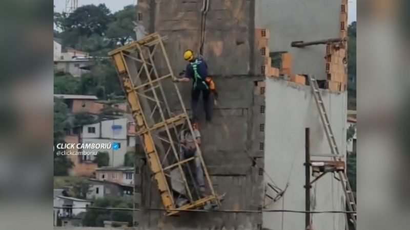 Trabalhador cai de andaime e fica pendurado a 12 metros de altura em Cambori&uacute; – Foto: Click Cambori&uacute;/Via Corpo de Bombeiros