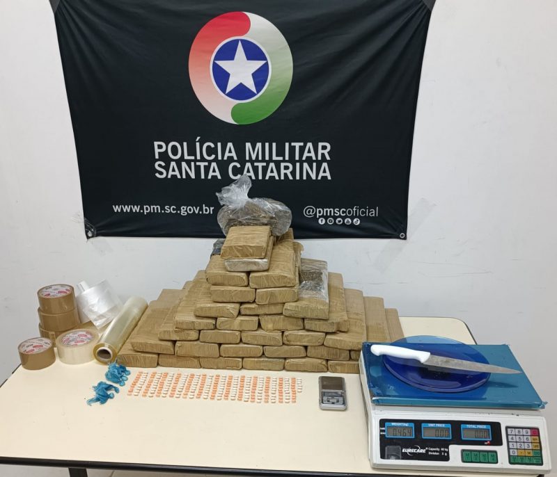 Adolescente &eacute; apreendido com 30 kg de maconha em Blumenau – Foto: Pol&iacute;cia Militar / Reprodu&ccedil;&atilde;o ND