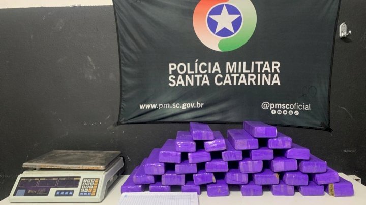 Na resid&ecirc;ncia do suspeito, foram encontrados 22kg de maconha – Foto: PMSC/Reprodu&ccedil;&atilde;o/ND