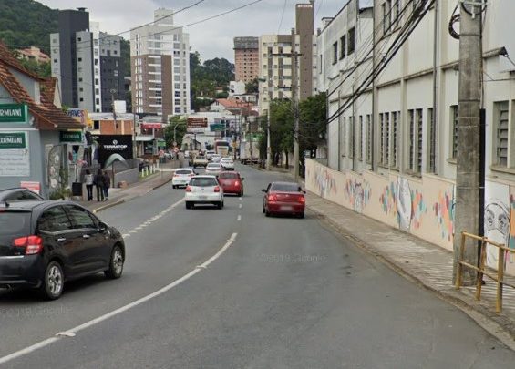 Trecho est&aacute; em meia pista nas proximidades da empresa Cremer – Foto: Google Street View/Reprodu&ccedil;&atilde;o/ND