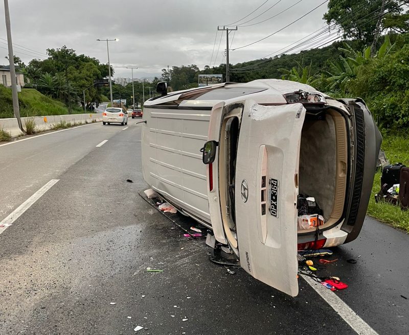 Van com sete pessoas tomba na SC-401 – Foto: PMRV/Divulga&ccedil;&atilde;o/ND