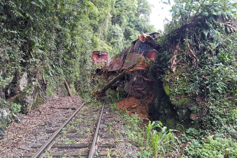 Quatro locomotivas e tr&ecirc;s vag&otilde;es descarrilaram no acidente – Foto: Reprodu&ccedil;&atilde;o/Internet