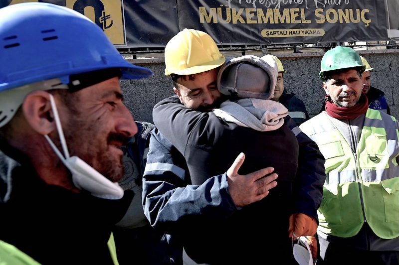 Alena's uncle Olmez (center) reacts to the rescue of a teenager.  – Photo: Ozan Kose/AFP/Reproduction/ND