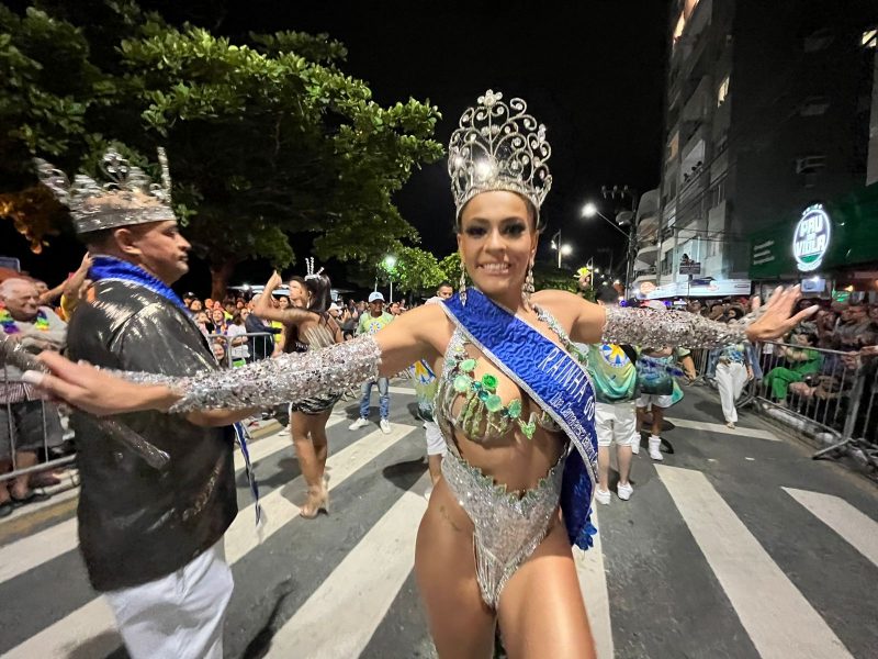 Imagem de passista em Balneário Camboriú ilustra matéria sobre Carnaval 2025