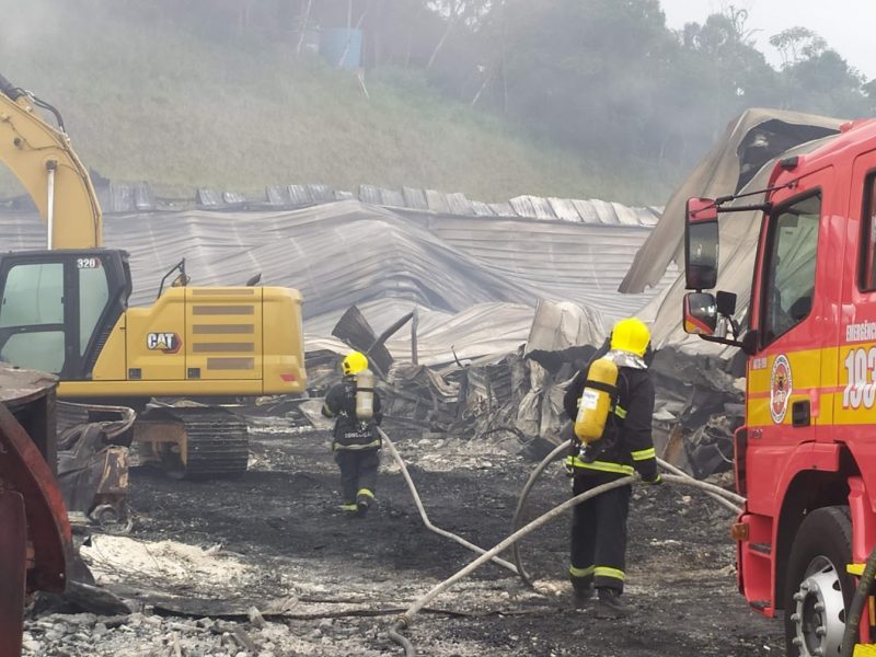 Bombeiros finalizam combate ao inc&ecirc;ndio dois dias ap&oacute;s galp&atilde;o pegar fogo em Brusque – Foto: Corpo de Bombeiros / Reprodu&ccedil;&atilde;o ND