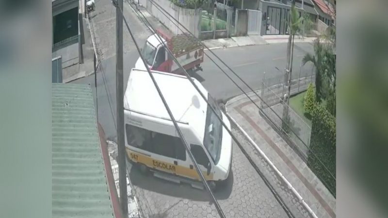 Van escolar tomba ap&oacute;s acidente com caminh&atilde;o de g&aacute;s em Itaja&iacute; – Foto: Leitor/Reprodu&ccedil;&atilde;o/ND