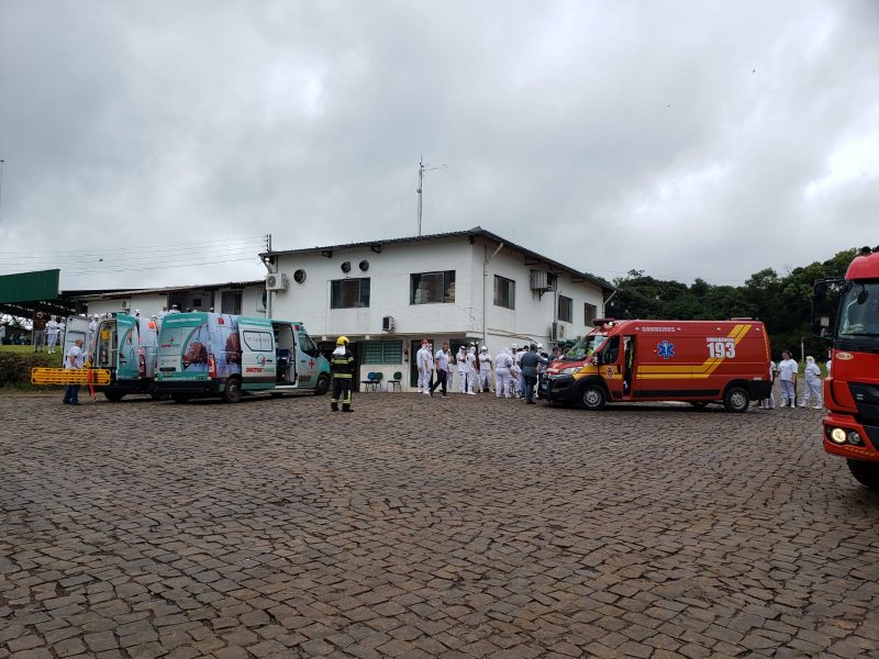 Funcion&aacute;rios foram retirados da empresa – Foto: Luciano Peri/ Defesa Civil/ND