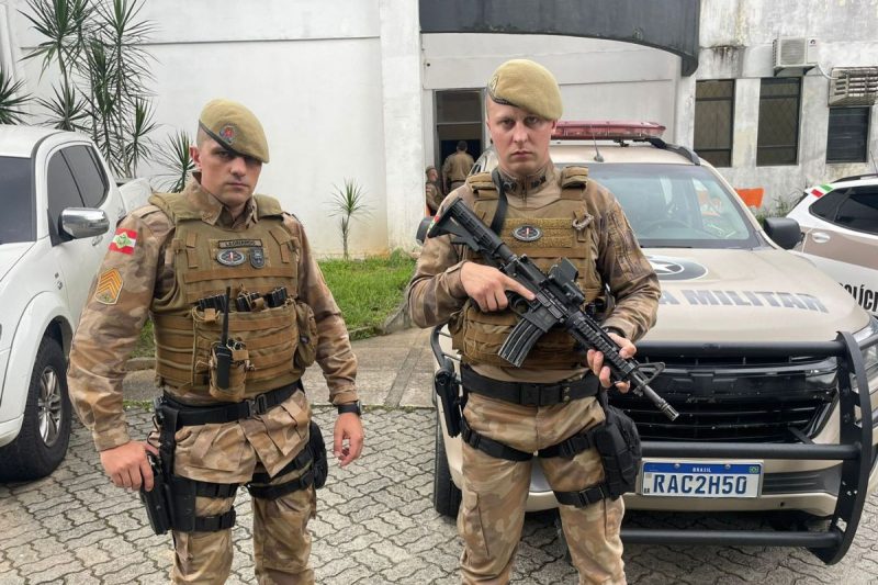 Guarni&ccedil;&atilde;o que realizava patrulha identificou o ve&iacute;culo e prendeu os suspeitos – Foto: Felipe Bambace/NDTV