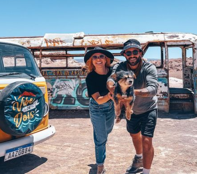 O casal, junto com a cachorrinha Fiona, viajam pela Am&eacute;rica Na imagem est&atilde;o no Deserto do Atacama, no Chile – Foto: @vibededois/Divulga&ccedil;&atilde;o/ND