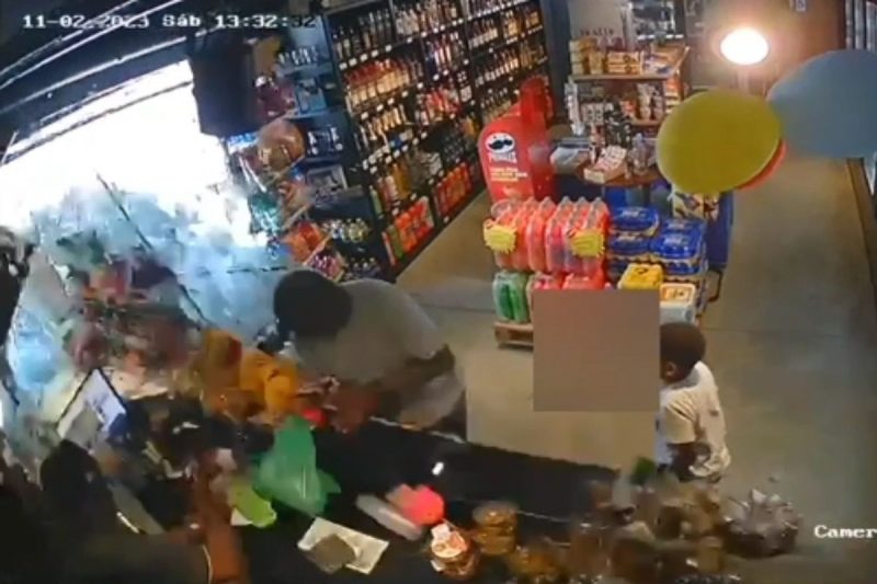 Carro invadiu o estabelecimento e atropelou tr&ecirc;s pessoas – Foto: Reprodu&ccedil;&atilde;o/Redes sociais/ND