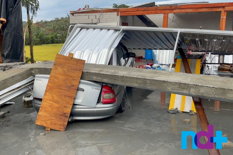 Fortes rajadas de vento causaram estragos em S&atilde;o Jo&atilde;o do Itaperi&uacute; em fevereiro deste ano – Foto: Ricardo Alves/NDTV