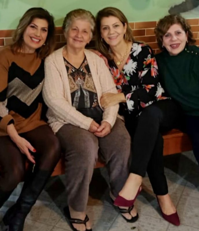 Mãe e filhas representam aquelas que lutaram pelo voto feminino no Brasil