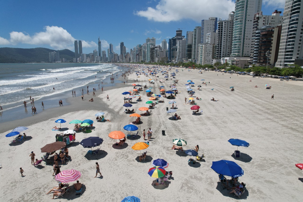 Será que dá praia? Veja como fica o tempo no último fim de semana de verão  em SC