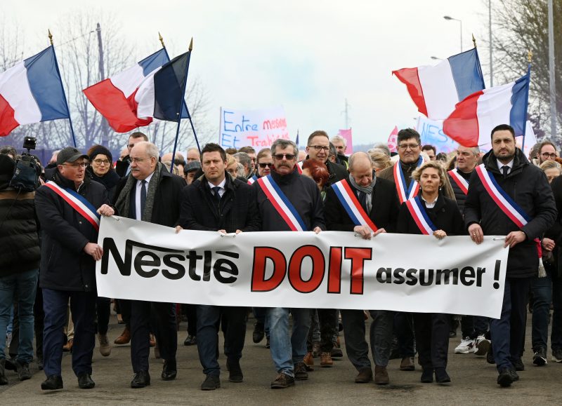 Funcion&aacute;rios da prefeitura e funcion&aacute;rios da f&aacute;brica Buitoni marcham atr&aacute;s de uma faixa com os dizeres “A Nestl&eacute; deve assumir a responsabilidade” durante um protesto em Caudry, norte da Fran&ccedil;a, em 13 de mar&ccedil;o de 2023. – Foto: FRANC&Oacute;IS LO PRESTI / AFP/ND